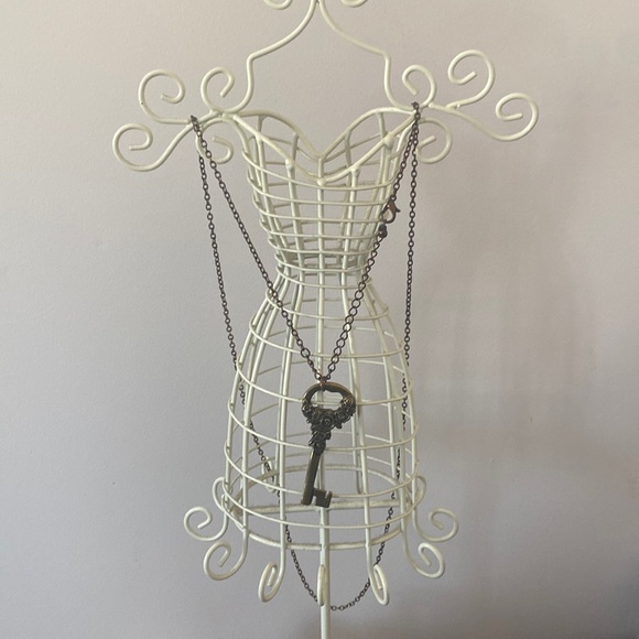 Floral key necklace - Picture 1 of 3